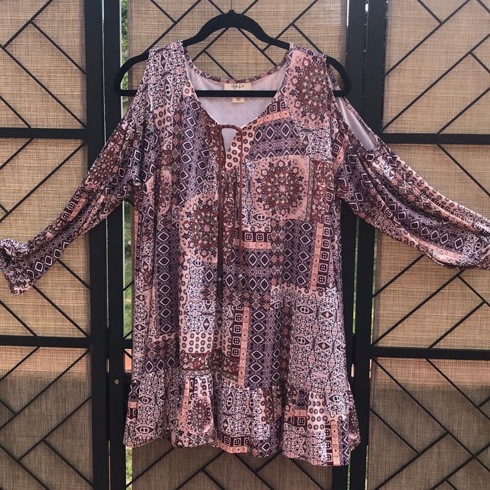 Bohemian cold shoulder tunic with ruffle hem. EUC